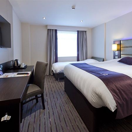 Premier Inn Newbury Town Centre Экстерьер фото
