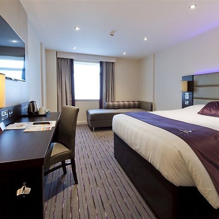 Premier Inn Newbury Town Centre Экстерьер фото