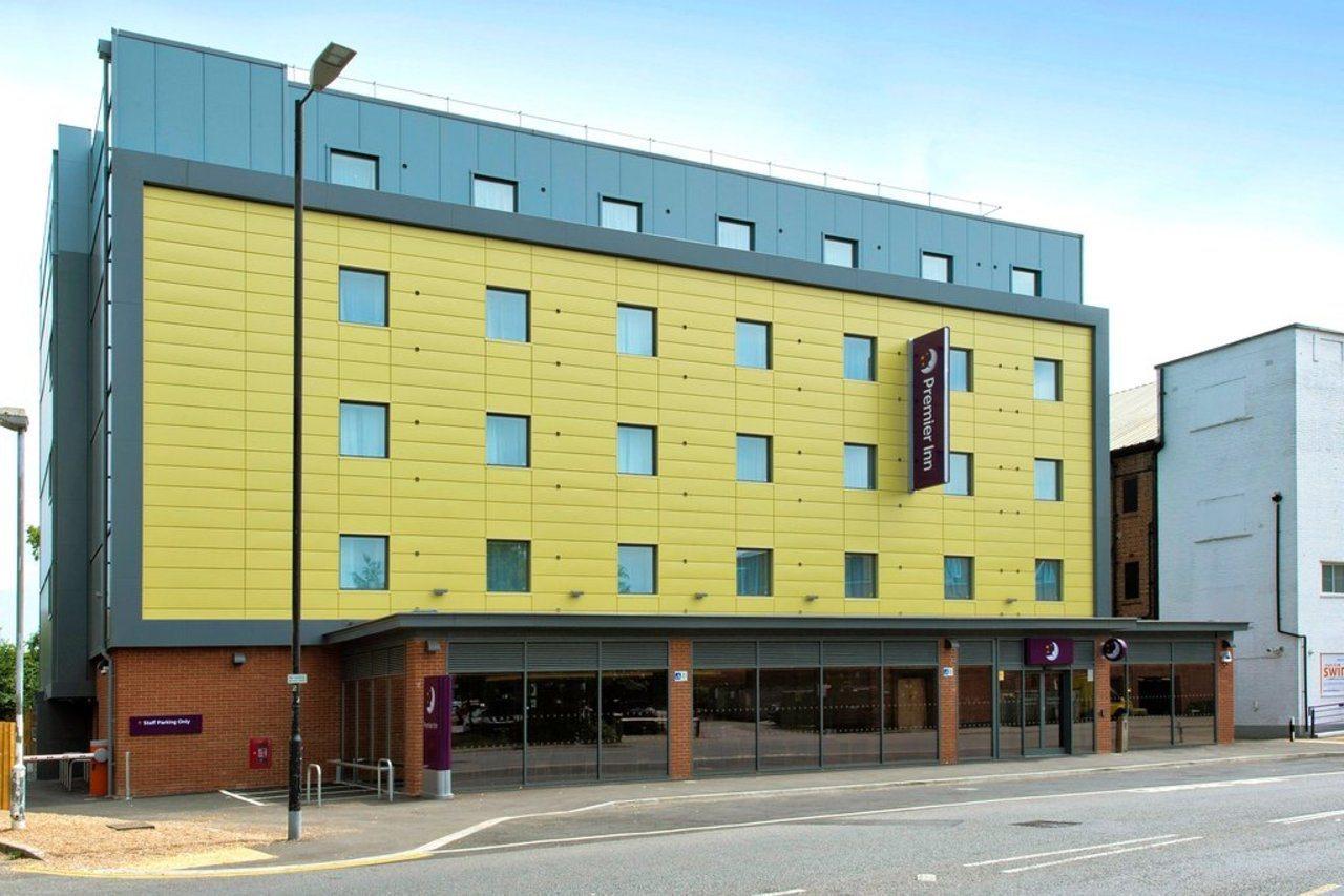 Premier Inn Newbury Town Centre Экстерьер фото