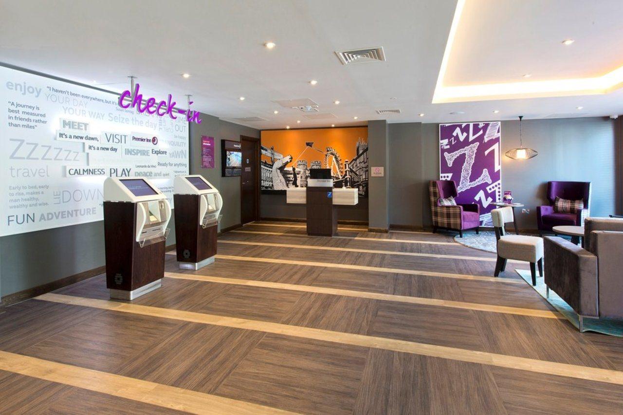 Premier Inn Newbury Town Centre Экстерьер фото