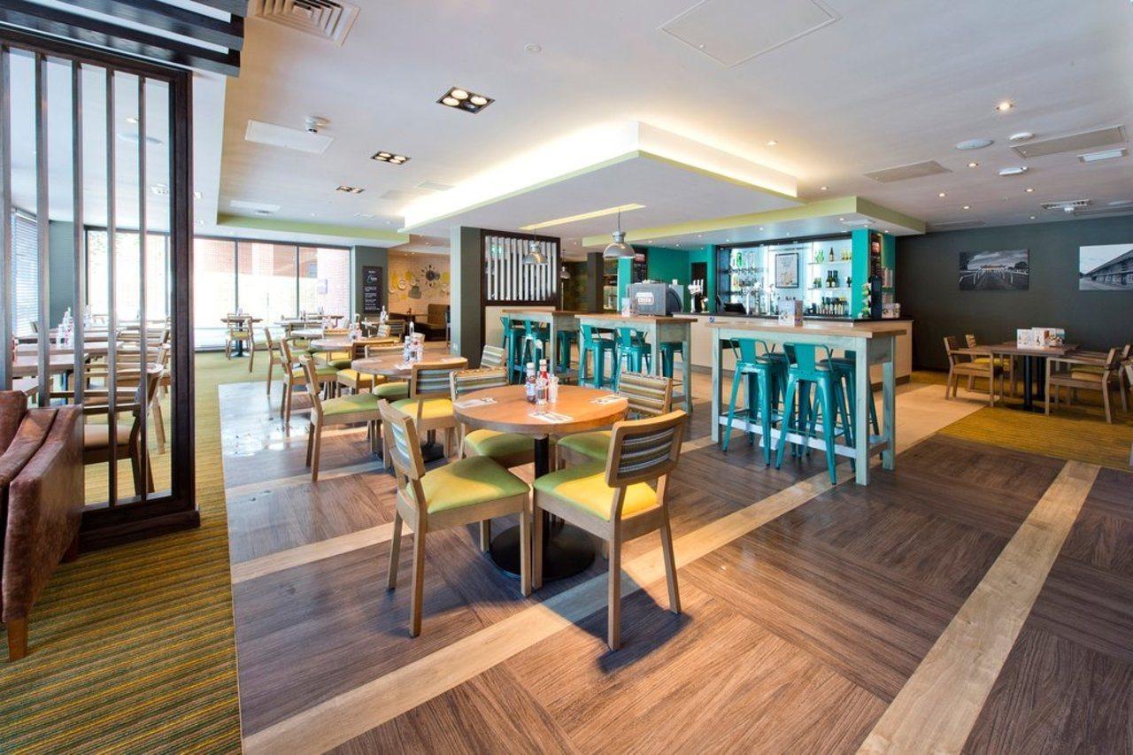 Premier Inn Newbury Town Centre Экстерьер фото