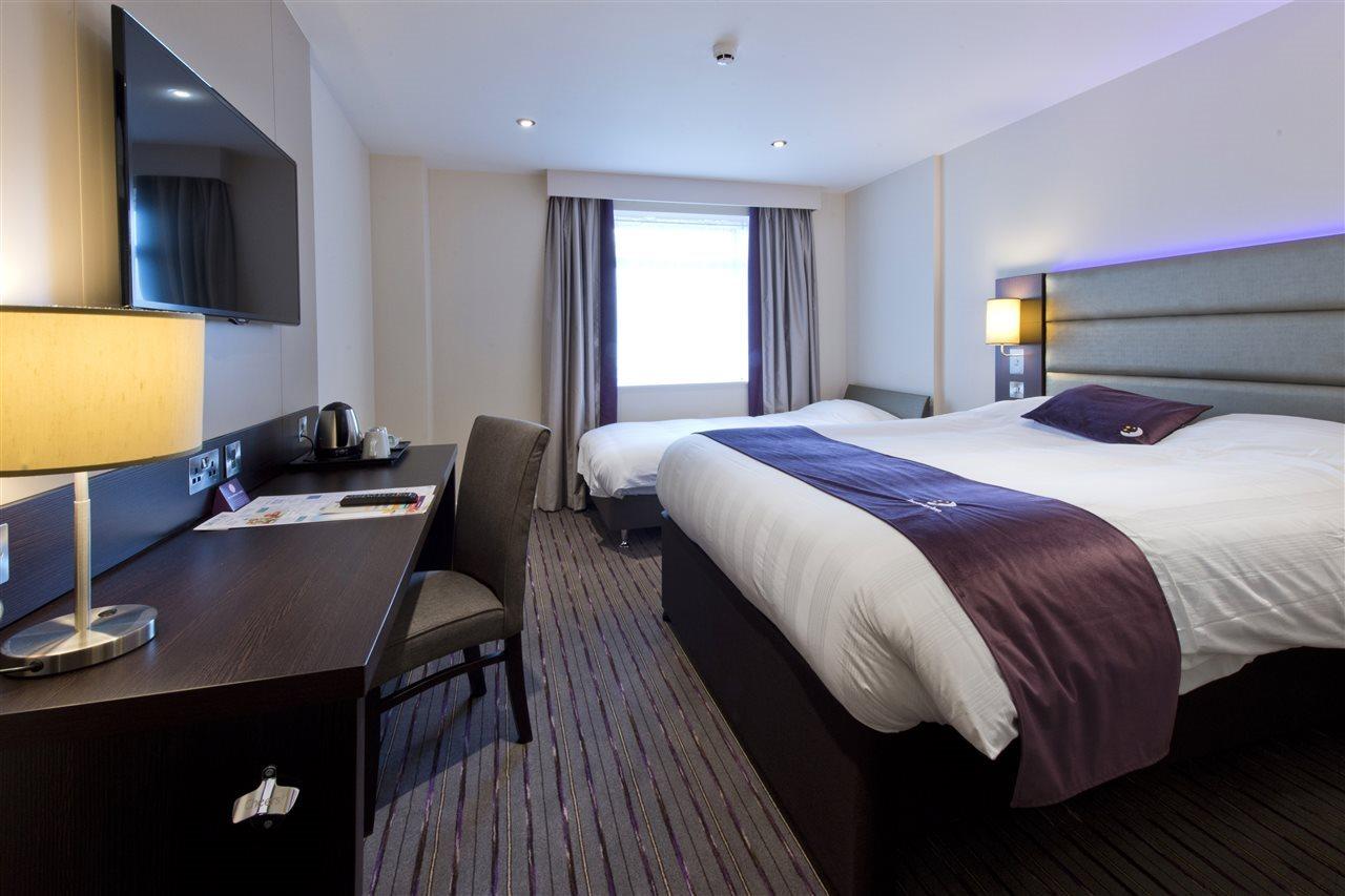 Premier Inn Newbury Town Centre Экстерьер фото